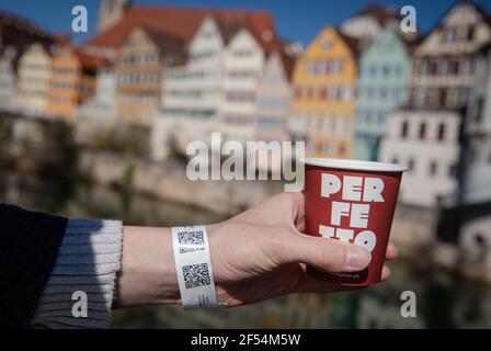 24 mars 2021, Bade-Wurtemberg, Tübingen: ILLUSTRATION - UN homme porte un bracelet de billet d'une journée à Tübingen. La ville convertit le billet à la journée en un système numérique. Ceux qui seront testés pour Corona à l'une des neuf stations de la ville recevront à l'avenir un bracelet avec un code QR, qui ne pourra pas être transmis. Photo: Christoph Schmidt/dpa Banque D'Images