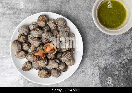 Du sang bouilli doux coqs sur un plat blanc. Banque D'Images