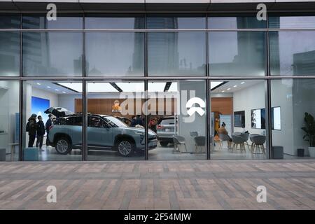 Shanghai.Chine-Mars 2021: Extérieur du magasin de voiture électrique NIO. Les clients à l'intérieur du magasin choisissent la voiture électrique. NIO est une marque chinoise de véhicules électriques. Banque D'Images