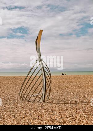 The Landing - une sculpture de long Boat normand qui s'élève Le shingle sur la plage du Stade Hastings créé par Leigh Dyer dans la vieille ville de Hastings Sussex Royaume-Uni Banque D'Images
