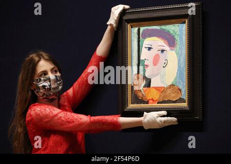 La femme au Beret mauve de Picasso est gérée par un employé de Bonhams à Londres avant qu'elle ne soit proposée à la vente et on estime qu'elle va rapporter de 10 à 15 millions de dollars (dollars US) lorsqu'elle est mise aux enchères à leur vente d'art impressionniste et moderne à New York le jeudi 1er mai. Date de la photo: Mercredi 24 mars 2021. Banque D'Images