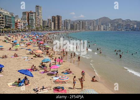 Géographie / Voyage, Espagne, touristes à la Playa Levante de Benidorm, province d'Alicante, Costa Blanca, droits-supplémentaires-décharge-Info-non-disponible Banque D'Images