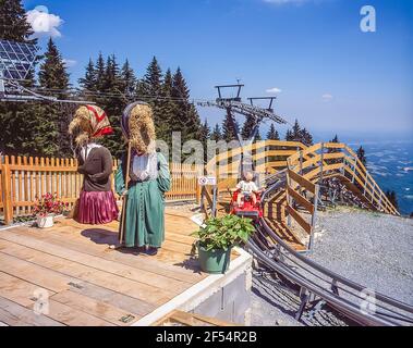 Détente en famille sur la course artificielle de Tabogan au refuge de montagne de Stubenberghaus de l'OeAV Alpenvenverein près de la ville de Graz. Graz est la deuxième plus grande ville d'Autriche dans la province de Steiermark [Styrie] dans le sud-est de l'Autriche, non loin de la frontière avec la Slovénie. Banque D'Images