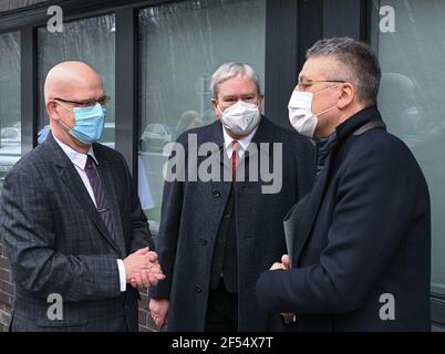 24 mars 2021, Brandebourg, Wildau: Stephan Loge (l, SPD), administrateur de district du district de Dahme-Spreewald, Jörg Steinbach (M, SPD), ministre de l'économie et du travail de Brandebourg, et Lothar Heinz Wieler, président de l'Institut Robert Koch, parlent avant l'ouverture du Centre pour les technologies de l'avenir (ZFZ). Le Centre for future technologies, récemment ouvert, a permis d'augmenter l'emplacement innovant des salles de production et des bureaux dans le parc technologique et scientifique Wildau à un total de 30,000 mètres carrés. Situé à proximité immédiate de l'Université Wildau de Banque D'Images