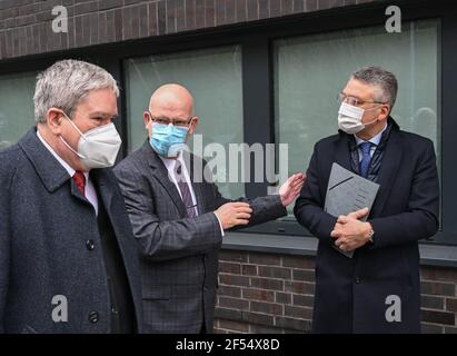 24 mars 2021, Brandebourg, Wildau : Jörg Steinbach (l, SPD), ministre de l'économie et du travail de l'État de Brandebourg, Stephan Loge (M, SPD), administrateur de district du district de Dahme-Spreewald dans le Brandebourg, et Lothar Heinz Wieler, président de l'Institut Robert Koch, parlent avant l'ouverture du Centre pour les technologies de l'avenir (ZFZ). Le Centre for future technologies, récemment ouvert, a permis d'augmenter l'emplacement innovant des salles de production et des bureaux dans le parc technologique et scientifique Wildau à un total de 30,000 mètres carrés. Situé à proximité immédiate de l'U Wildau Banque D'Images