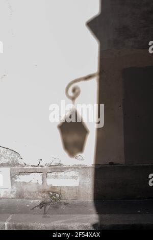 Art Photographie ' ombre du Lampadaire sur mur ' par le photographe English saïd Anas Banque D'Images