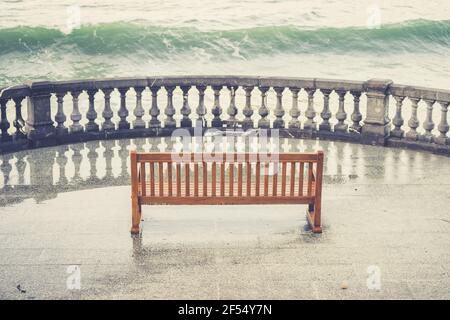 Banc sur une terrasse en pierre près de la plage de la Concha En Espagne Banque D'Images