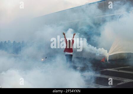 (210324) -- BEIJING, le 24 mars 2021 (Xinhua) -- UNE femme lève les armes comme la police anti-émeute feu des gaz lacrymogènes lors d'une manifestation devant la 5e Cité de police à Minneapolis, aux États-Unis, le 30 mai 2020. Le 25 mai, George Floyd, Afro-américain, est mort après qu'un policier blanc ait été mis au cou pendant près de neuf minutes. Sa mort a déclenché de longues manifestations à grande échelle contre le racisme et la brutalité policière aux États-Unis. Les troubles sociaux continus menacent la sécurité publique aux États-Unis, selon le Rapport sur les violations des droits de l'homme aux États-Unis en 2020 Banque D'Images