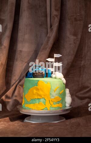 Gateau D Anniversaire Sur Le Theme Du Voyage Pour Un Garcon Nomme Edison Devant Un Fond Marron Photo Stock Alamy