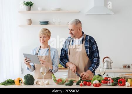 Préparez des repas sains avec les technologies modernes à la maison Banque D'Images