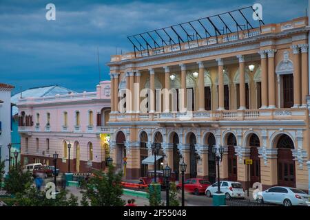 Cuba, province de Santiago de Cuba, Santiago de Cuba, Parque Cespedes (place principale de la ville), Casa de la Cultura Miguel Matamores - ancien San Carlos Club - Banque D'Images