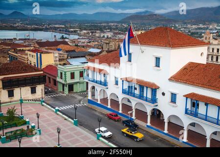 Cuba, province de Santiago de Cuba, Santiago de Cuba, Parque Cespedes (place principale de la ville) en direction de l'hôtel de ville et de la Maison du Gouverneur. À gauche Banque D'Images