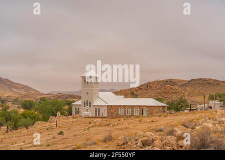 Église blanche de la ville d'Aus, Namibie, fond ciel nuageux, Namib Naukluft Rand Banque D'Images