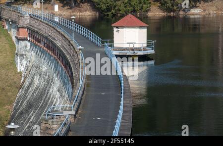 Chemnitz, Allemagne. 24 mars 2021. L'eau se trouve derrière le mur du barrage du réservoir d'eau potable d'Einsiedel. Les barrages en Saxe sont actuellement bien remplis. L'eau de fonte des dernières semaines pourrait être complètement absorbée parce que la plupart des barrages n'ont pas été complètement remplis en raison de la sécheresse de l'année dernière. Credit: Hendrik Schmidt/dpa-Zentralbild/dpa/Alay Live News Banque D'Images