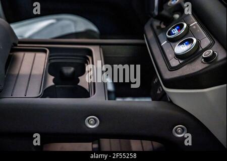 ROSTOV-ON-DON, RUSSIE - 7 DÉCEMBRE 2020 : porte-gobelets de voiture vide Land Rover Defender entre les sièges avant et le panneau de commande. Mise au point sélective Banque D'Images