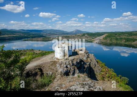 Église médiévale (chapelle) sur le barrage de Pchelina (Lobosh), Bulgarie. Petite église orthodoxe orientale de Saint Ivan Letni de l'année 1350 AD. Banque D'Images