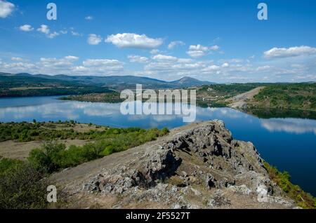 Vue imprenable sur le barrage de Pchelina (Lobosh), près de Pernik, Bulgarie. Banque D'Images