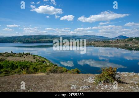 Vue imprenable sur le barrage de Pchelina (Lobosh), près de Pernik, Bulgarie. Banque D'Images