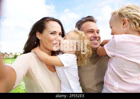 Portrait d'une femme parlant selfie de sa famille à l'extérieur Banque D'Images