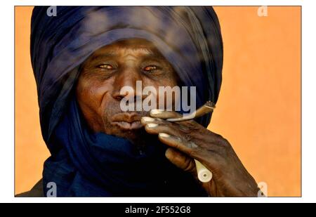 Mali: Bergers nomades, les Tuaregs du nord du Mali. Photo de David Sandison 13/12/2002 aller avec l'histoire de Mike Mc Carthy Banque D'Images