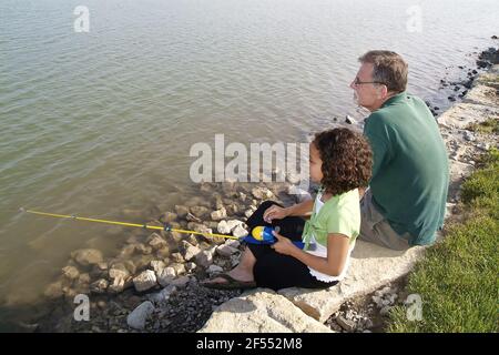 ST. CHARLES, ÉTATS-UNIS - 27 septembre 2008 : un père et une fille pêchant ensemble dans un lac à Tunique Banque D'Images