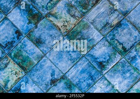 Carrelage en céramique carrée diagonale bleue avec motif abstrait, fond de texture mosaïque. Banque D'Images