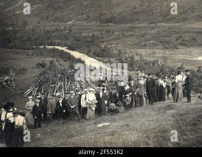 Norvège. Photo de groupe avec les touristes de Hapag et de la famille de graines dans leur entrepôt à une rivière à Tromsø Banque D'Images