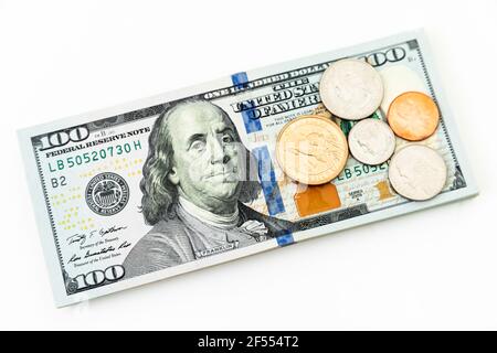 ARGENT COMPTANT AMÉRICAIN. Pièces de monnaie et billets de 100 dollars. Banque D'Images