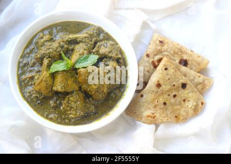 Curry de poulet à la coriandre indienne avec naan. Banque D'Images