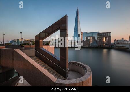 Une vue panoramique de longue exposition sur le shard et la rive sud de l'autre côté de la Tamise à Londres. Banque D'Images