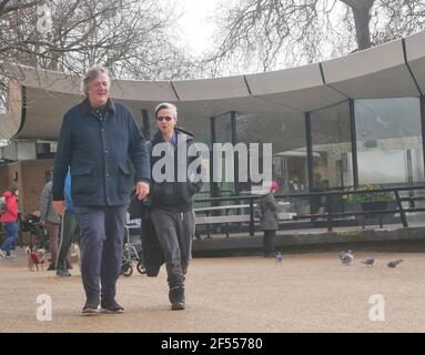 Londres, Royaume-Uni. 24 mars 2021. Stephen Fry, acteur et écrivain, se promène dans Hyde Park. Crédit : Brian Minkoff/Alamy Live News Banque D'Images