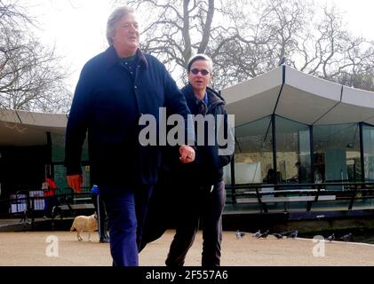 Londres, Royaume-Uni. 24 mars 2021. Stephen Fry, acteur et écrivain, se promène dans Hyde Park. Crédit : Brian Minkoff/Alamy Live News Banque D'Images