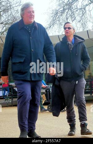 Londres, Royaume-Uni. 24 mars 2021. Stephen Fry, acteur et écrivain, se promène dans Hyde Park. Crédit : Brian Minkoff/Alamy Live News Banque D'Images