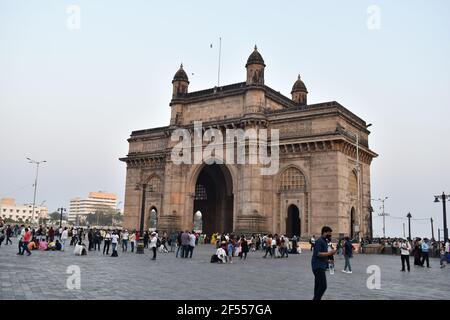 13 mars 2021, Mumbai, Maharashtra, Inde. Les touristes à la porte de l'Inde vue du côté gauche. La pierre d'inaguration a été posée le 31 mars 1911. Banque D'Images