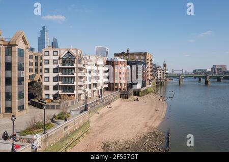 plage en face de la promenade de Paul le long de la Tamise À Londres au printemps Banque D'Images