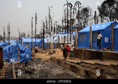 Cox's Bazar, Bangladesh. 24 mars 2021. Un point de vue général montre des abris temporaires mis en place pour les réfugiés Rohingya déplacés quelques jours après un incendie dans un camp de réfugiés d'Ukhia, dans le district de Bazar de Cox, dans le sud-est du pays, où quinze personnes sont mortes et 400 résidents ont été portés disparus. Credit: Kazi Salahuddin/ZUMA Wire/Alamy Live News Banque D'Images