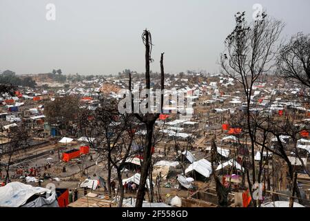 Cox's Bazar, Bangladesh. 24 mars 2021. Un point de vue général montre des abris temporaires mis en place pour les réfugiés Rohingya déplacés quelques jours après un incendie dans un camp de réfugiés d'Ukhia, dans le district de Bazar de Cox, dans le sud-est du pays, où quinze personnes sont mortes et 400 résidents ont été portés disparus. Credit: Kazi Salahuddin/ZUMA Wire/Alamy Live News Banque D'Images