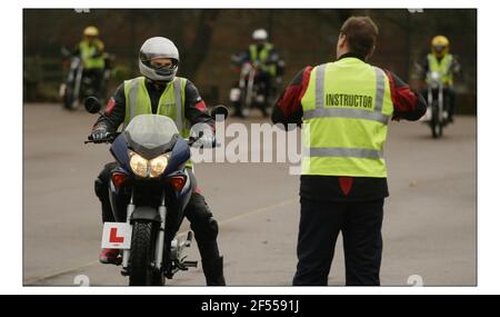 Alastair Weaver sur Blue Honda à l'école de conduite R.A.E. de Ham dans le sud-ouest de Londres, les élèves sont pris par une série de mannequins et de tests pour recevoir la moto C.B.T. de theire à l'école de conduite R.A.E. de Ham dans le sud-ouest de Londres.pic David Sandison 6/12/2003 Banque D'Images