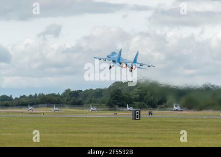 Ukraine Air Force Sukhoi SU-27p décollage de l'avion à bord du Funker Banque D'Images