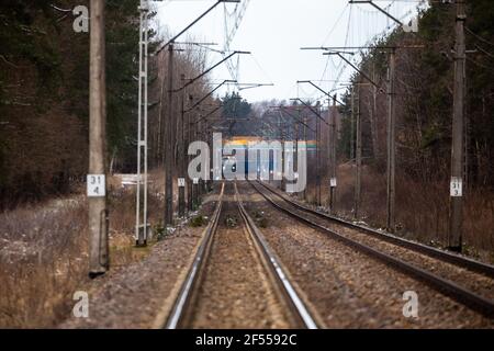 Un train de marchandises venant d'une distance. Photo prise dans des conditions de faible luminosité. Banque D'Images