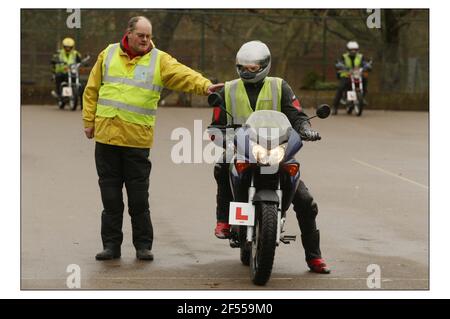 Alastair Weaver sur Blue Honda à l'école de conduite R.A.E. de Ham dans le sud-ouest de Londres, les élèves sont pris par une série de mannequins et de tests pour recevoir la moto C.B.T. de theire à l'école de conduite R.A.E. de Ham dans le sud-ouest de Londres.pic David Sandison 6/12/2003 Banque D'Images