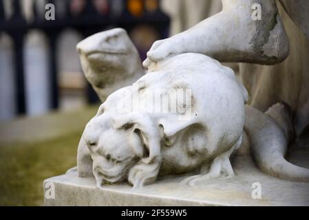 Londres, Angleterre, Royaume-Uni. Cathédrale Saint-Paul. Détails du groupe de statues autour de la reine Anne. Fait partie du groupe allégorique 'America', montrant un serveur Banque D'Images