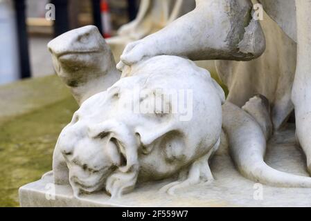 Londres, Angleterre, Royaume-Uni. Cathédrale Saint-Paul. Détails du groupe de statues autour de la reine Anne. Fait partie du groupe allégorique 'America', montrant un serveur Banque D'Images