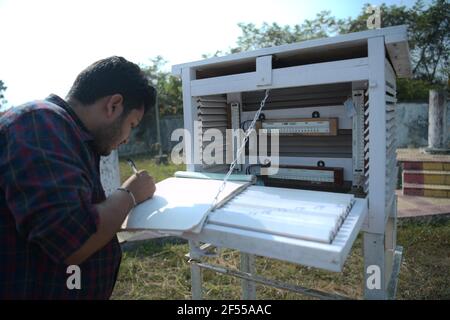 Abhisek Saha / le Pictorium - Journée météorologique mondiale dans Agartala - 23/3/2021 - Inde / Tripura / Agartala - Les techniciens prennent des mesures fr Banque D'Images