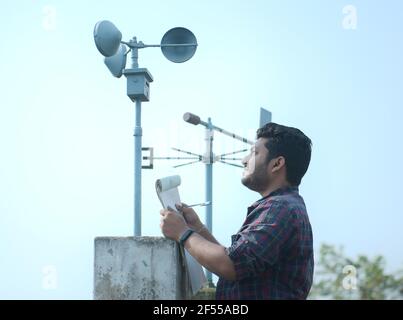 Abhisek Saha / le Pictorium - Journée météorologique mondiale dans Agartala - 23/3/2021 - Inde / Tripura / Agartala - Les techniciens prennent des mesures fr Banque D'Images