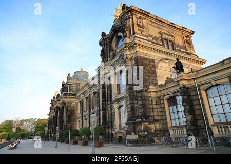 L'Académie des Beaux-Arts de Dresde sur la terrasse de Brühl, vue sur la face avant. Dresde, Saxe, Allemagne, Europe. Banque D'Images