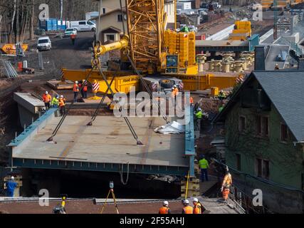 Amtsberg, Allemagne. 24 mars 2021. Une grue est utilisée pour soulever une section de 120 tonnes pour un pont ferroviaire traversant la rivière Zwönitz dans la voie. La structure pèse au total 180 tonnes, mesure 37 mètres de long, 11 mètres de large et est placée sur les butées en deux parties distinctes. Le pont fait partie de la ligne de chemin de fer entre Aue et la gare centrale de Chemnitz. Selon le Verkehrsverbund Mittelsachsen (VMS), une date d'achèvement n'a pas encore été fixée en raison des conditions de corona. Credit: Hendrik Schmidt/dpa-Zentralbild/ZB/dpa/Alay Live News Banque D'Images