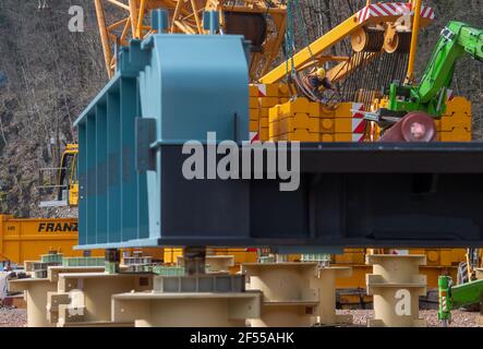 Amtsberg, Allemagne. 24 mars 2021. Les travailleurs se préparent à soulever un pont ferroviaire au-dessus de la rivière Zwönitz. La structure pèse au total 180 tonnes, mesure 37 mètres de long, 11 mètres de large et est placée sur les butées en deux parties distinctes. Le pont fait partie de la ligne de chemin de fer entre Aue et la gare centrale de Chemnitz. Selon le Verkehrsverbund Mittelsachsen (VMS), une date d'achèvement n'a pas encore été fixée en raison des conditions de corona. Credit: Hendrik Schmidt/dpa-Zentralbild/ZB/dpa/Alay Live News Banque D'Images