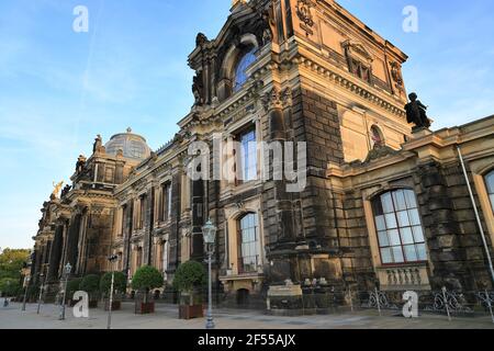 L'Académie des Beaux-Arts de Dresde sur la terrasse de Brühl, vue sur la face avant. Dresde, Saxe, Allemagne, Europe. Banque D'Images