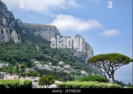 Vue imprenable sur les collines et les villages de l'île de Capri, le golfe de Naples, la mer Tyrrhénienne, l'Italie, destination de voyage attirant les touristes du monde entier Banque D'Images